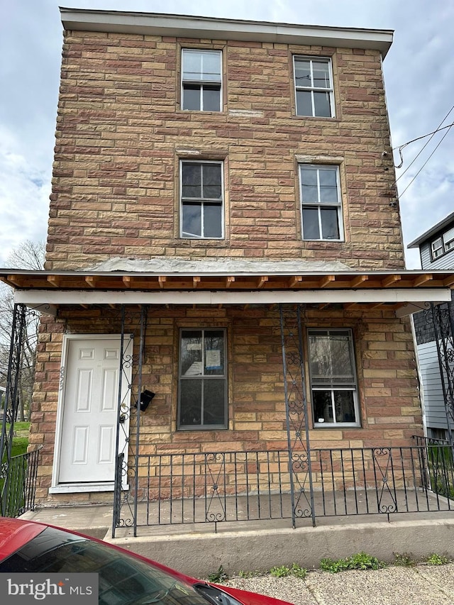 view of front of property featuring covered porch
