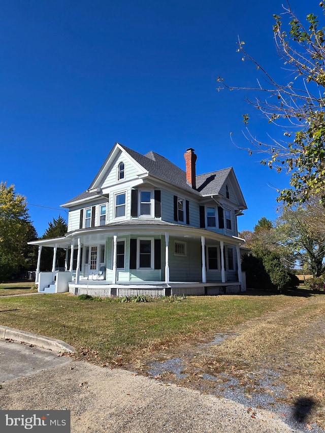 country-style home featuring a front lawn