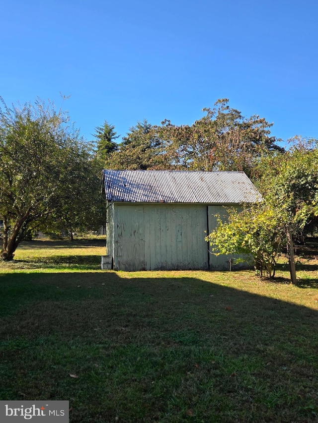 view of yard with an outbuilding