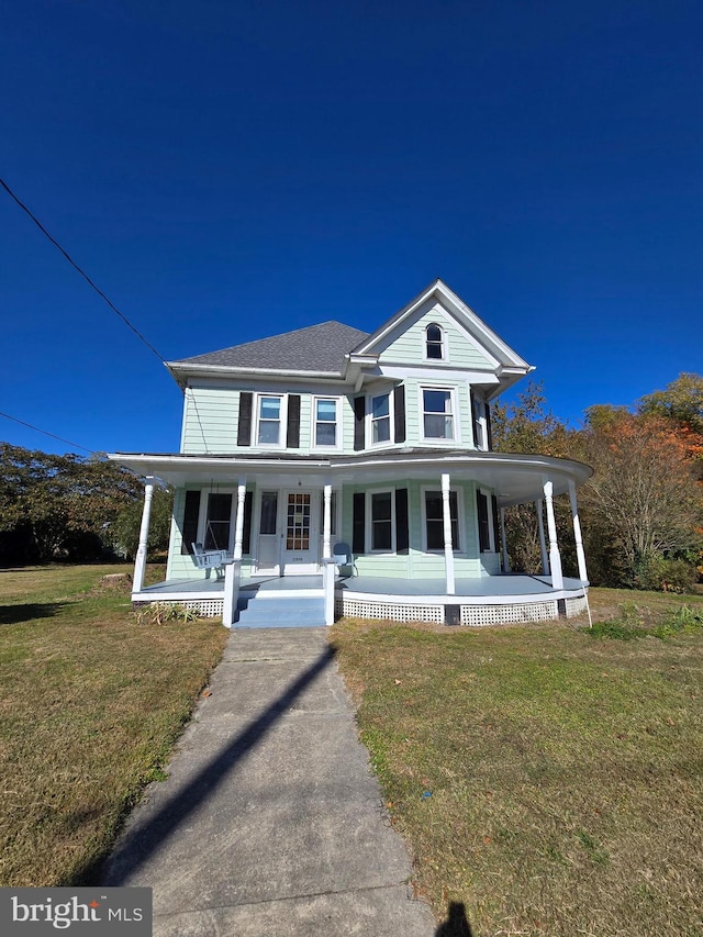 view of front of home featuring a front lawn