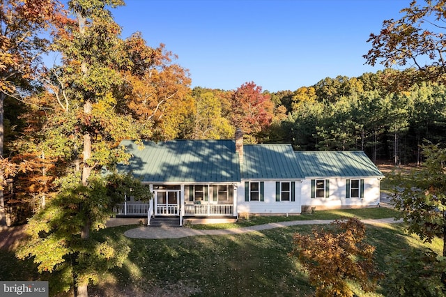 view of front of property featuring a front lawn