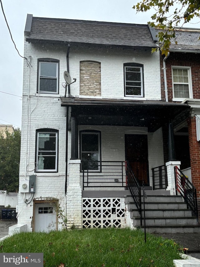 view of front facade featuring a porch