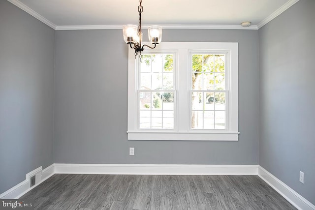 empty room with an inviting chandelier, ornamental molding, and dark hardwood / wood-style flooring