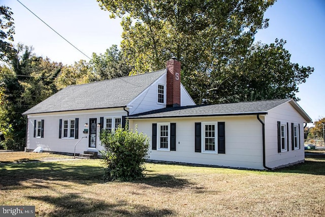 view of front of home featuring a front lawn