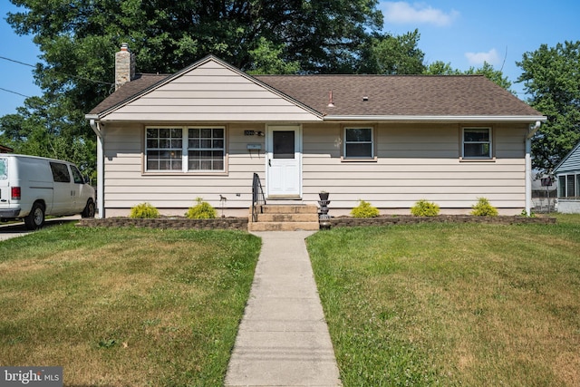 view of front facade featuring a front lawn