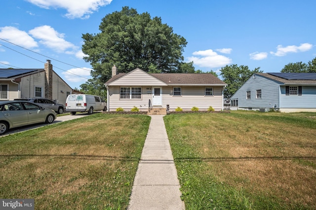 view of front facade featuring a front yard