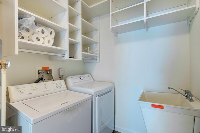 washroom featuring sink and washing machine and clothes dryer