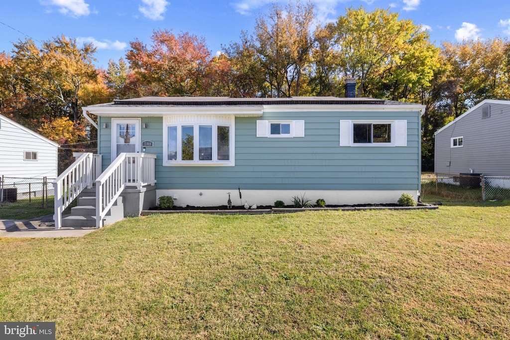 view of front of home featuring a front lawn