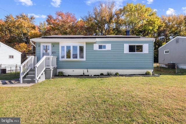 view of front of home featuring a front lawn