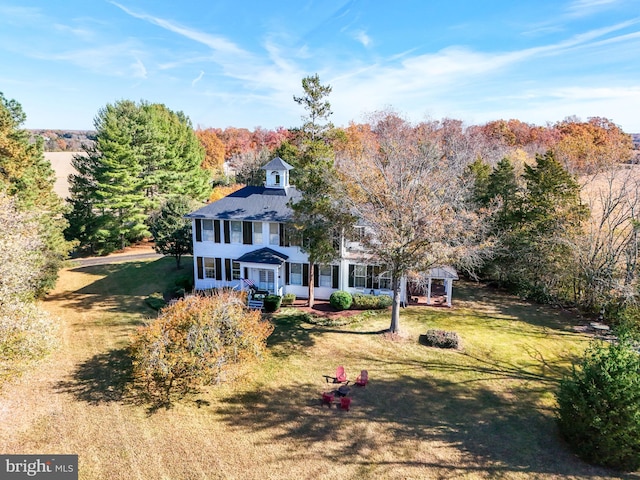 view of front of house featuring a front lawn