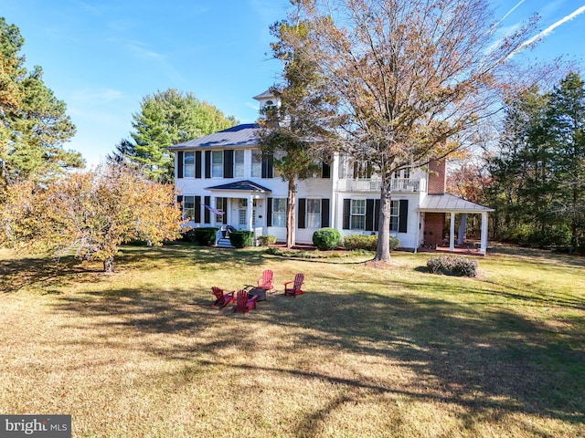 view of front of home with a gazebo and a front lawn