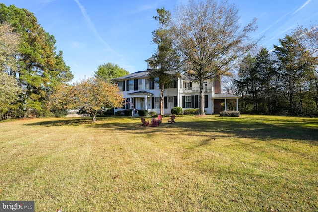 view of front facade featuring a front lawn