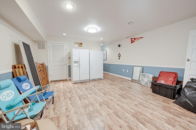 living area with baseboards, ornamental molding, visible vents, and recessed lighting