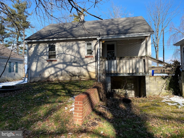 view of front of property featuring a front lawn