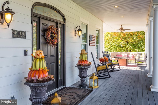 property entrance featuring a porch