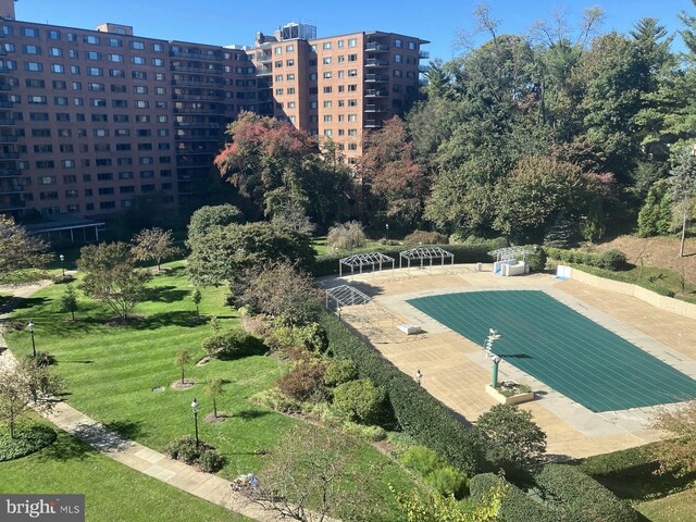 view of swimming pool featuring a yard