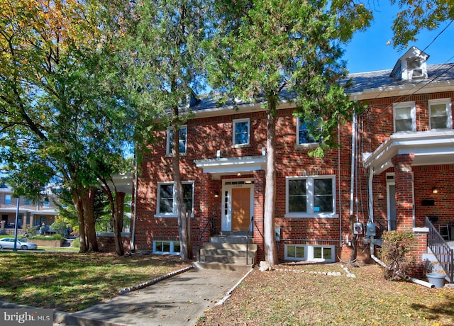 townhome / multi-family property featuring a front yard