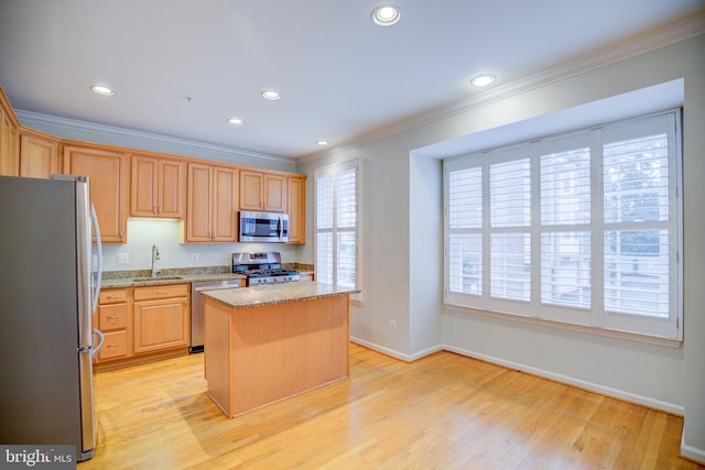 kitchen featuring light hardwood / wood-style flooring, stainless steel appliances, sink, and a kitchen island