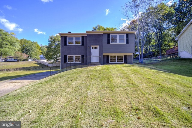 split foyer home with a front yard