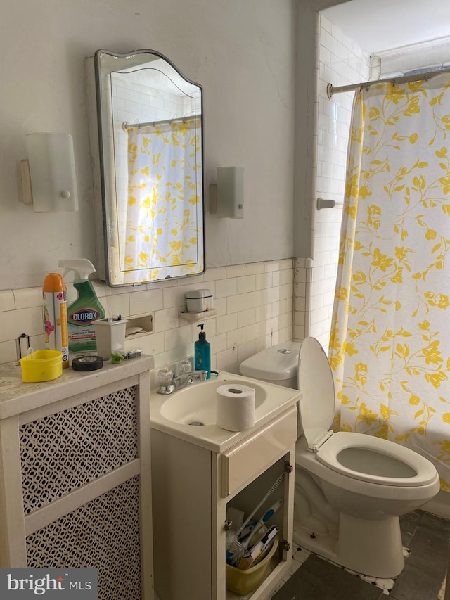 bathroom featuring vanity, a shower with shower curtain, and toilet