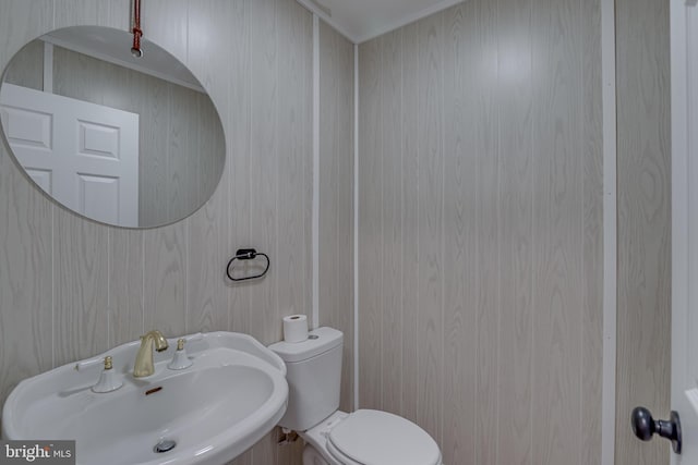 bathroom featuring toilet and a sink