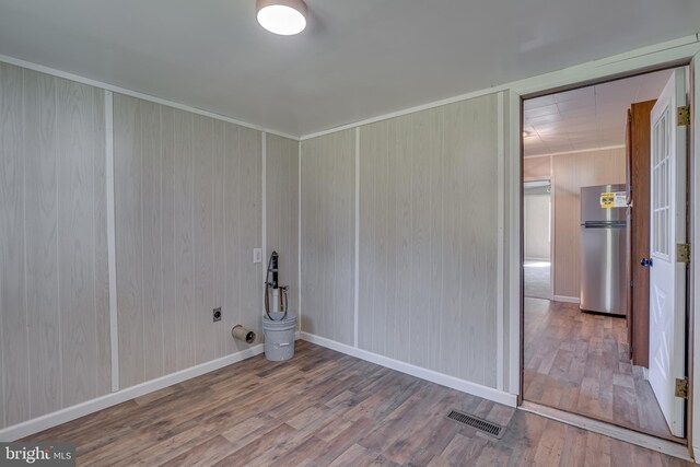 washroom with wood finished floors, visible vents, and baseboards