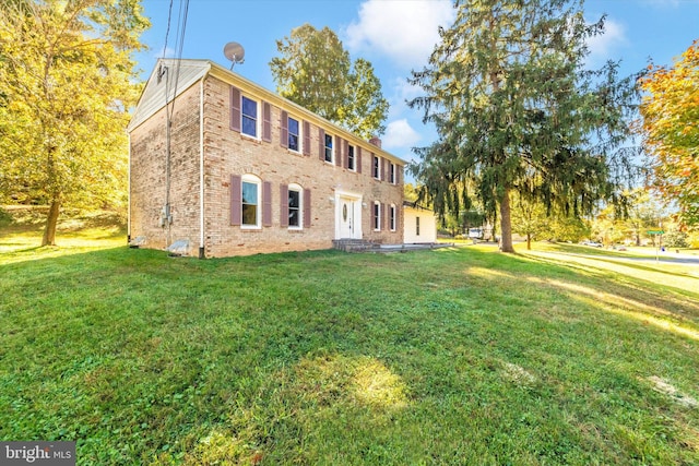 view of front of home featuring a front yard