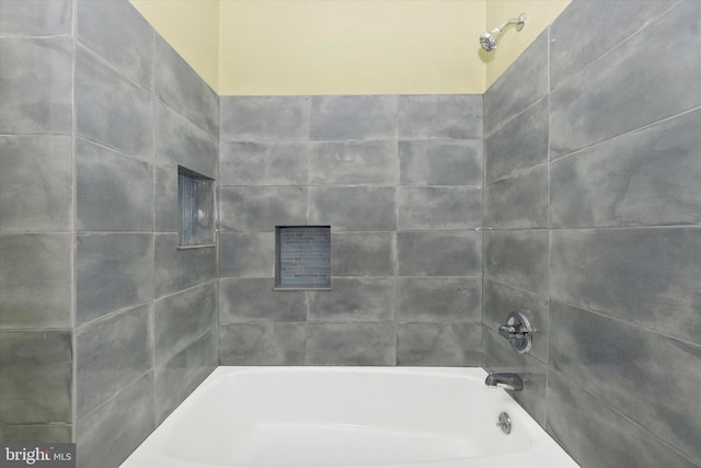 bathroom featuring tiled shower / bath combo