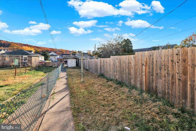 view of yard featuring a storage unit