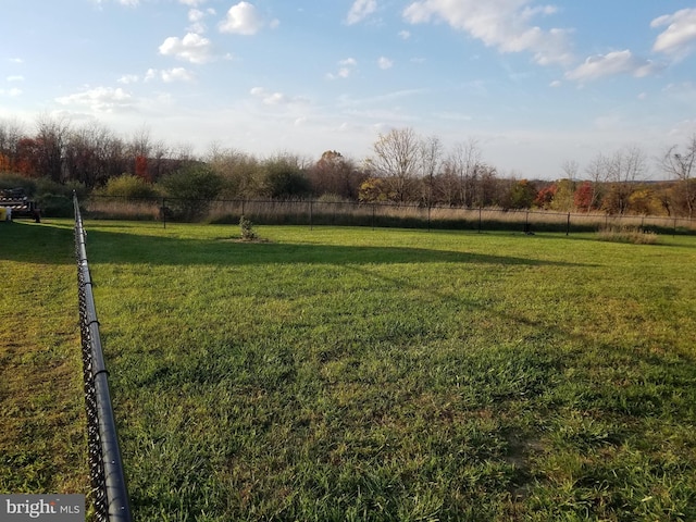 view of yard featuring a rural view