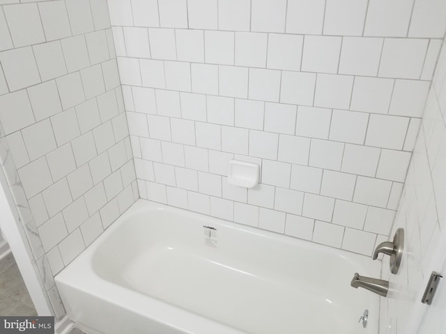 bathroom with tiled shower / bath