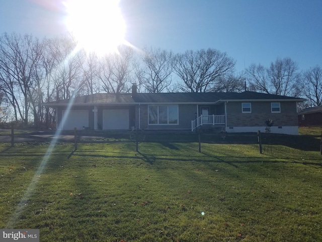 single story home with a front lawn