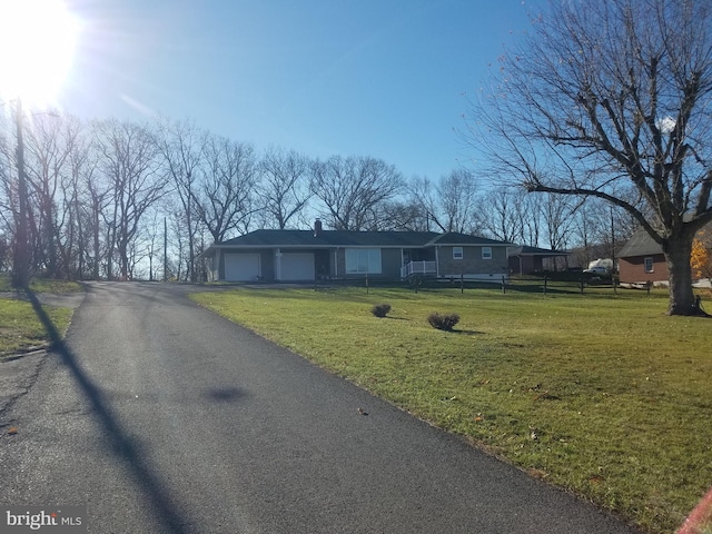 view of front of home featuring a front lawn and a garage