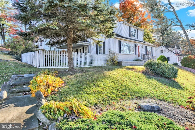 front facade featuring a front yard