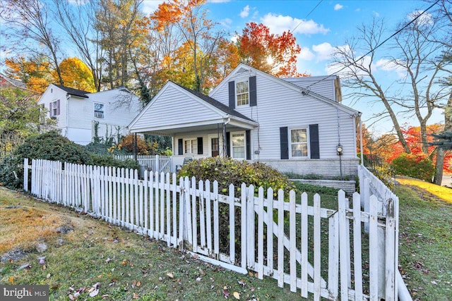 view of front of house with a front lawn