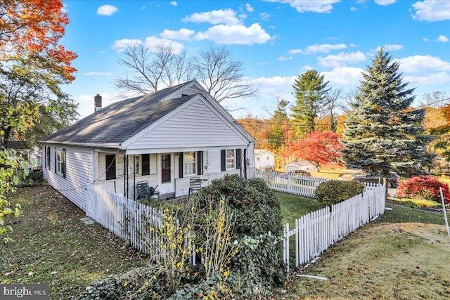 view of front of property with a front yard and covered porch