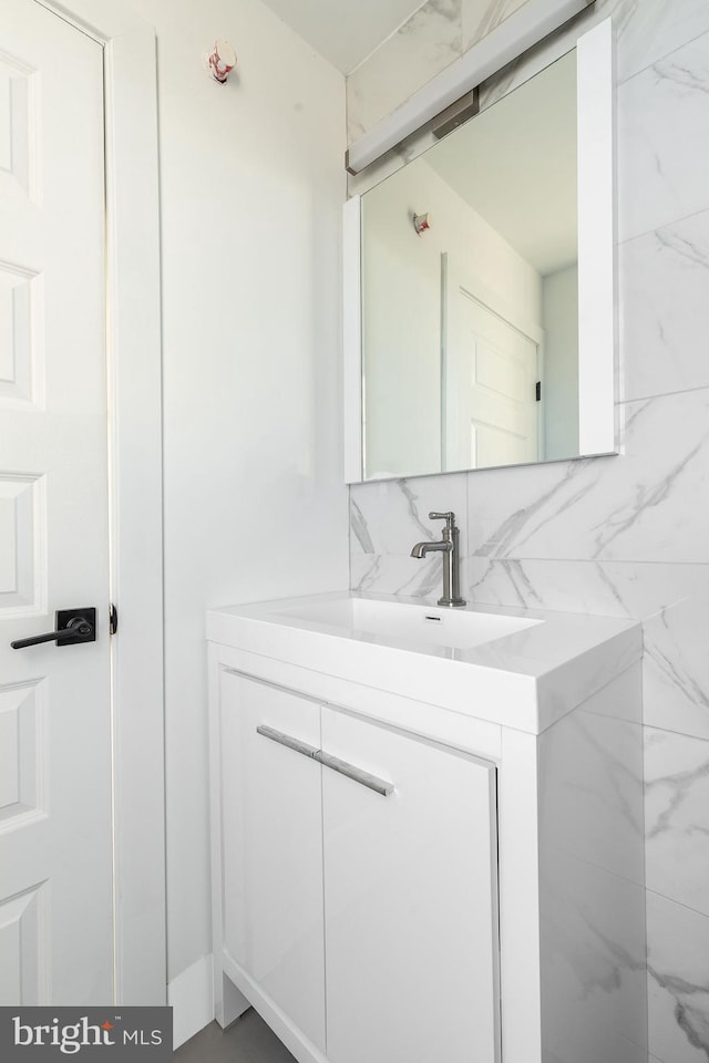 bathroom featuring decorative backsplash and vanity