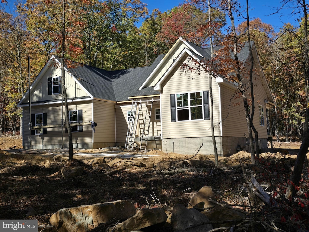 view of front facade featuring roof with shingles