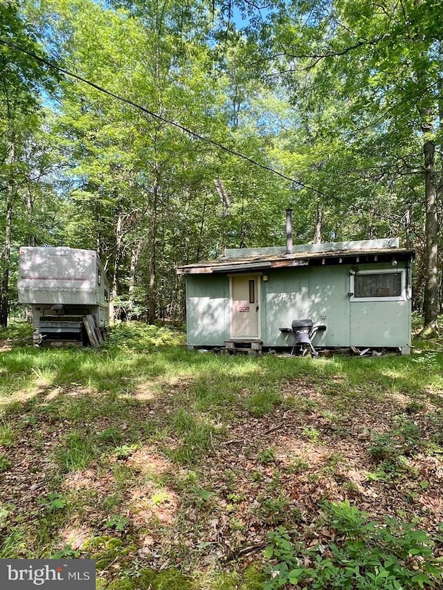 view of yard with a storage shed