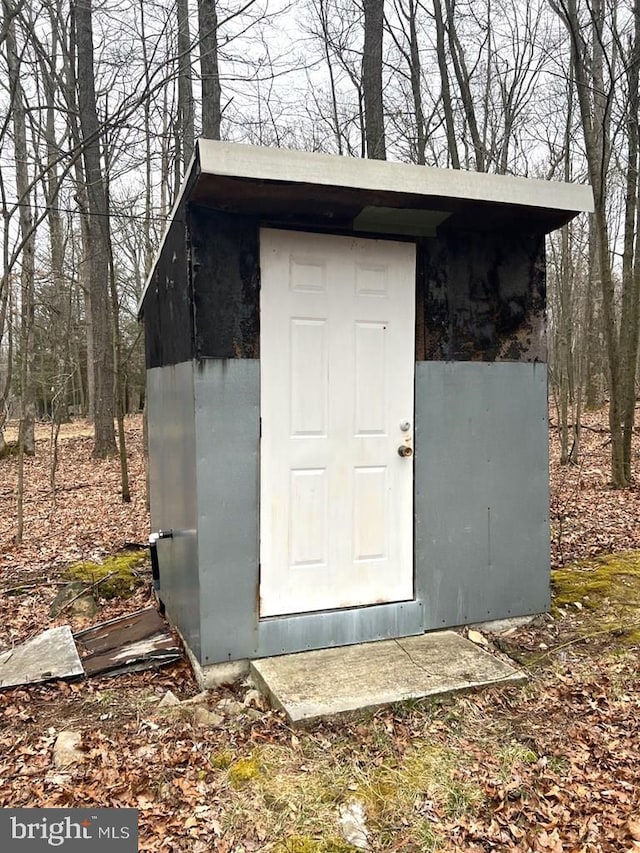 view of outbuilding