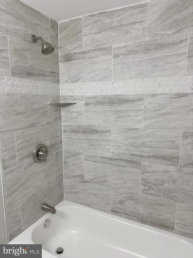 bathroom with tiled shower / bath combo