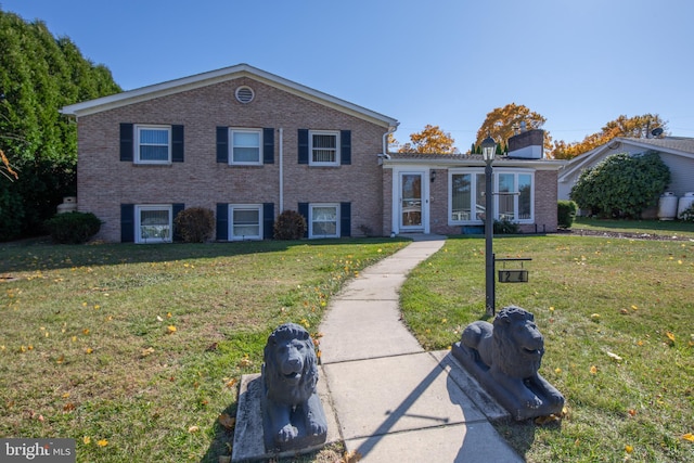 view of front facade featuring a front lawn