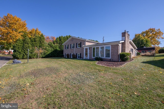 split level home with a front lawn