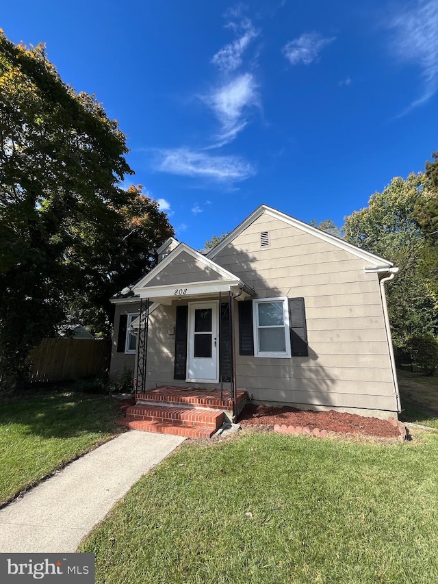 view of front of property with a front yard