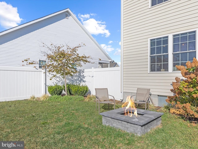 view of yard featuring a fire pit