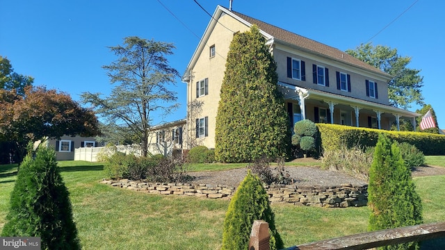 view of front of property featuring a front yard