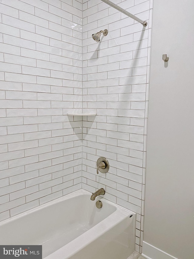 bathroom with tiled shower / bath combo