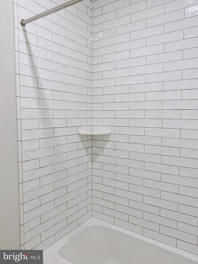 bathroom featuring tiled shower / bath