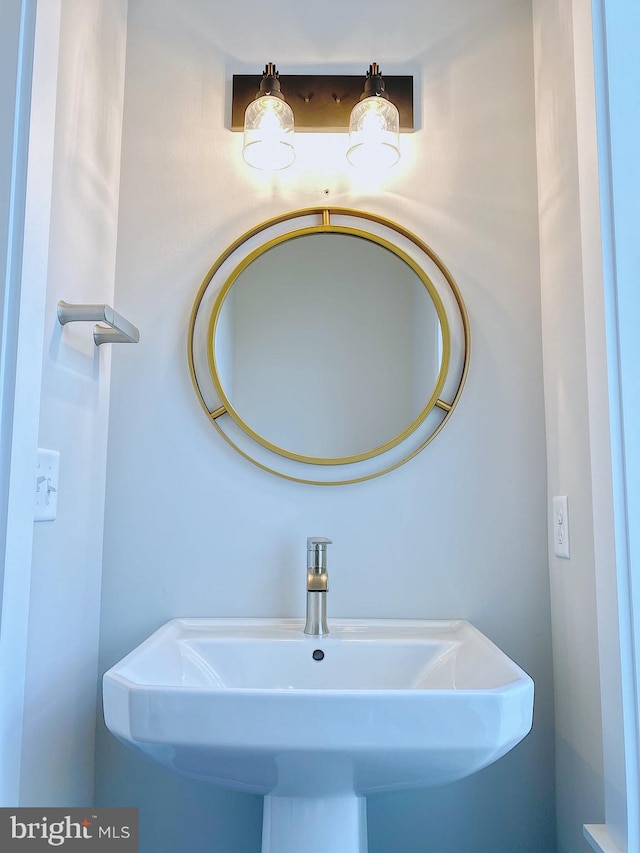 bathroom featuring sink