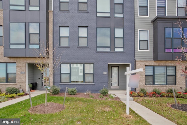 view of front facade with a front lawn